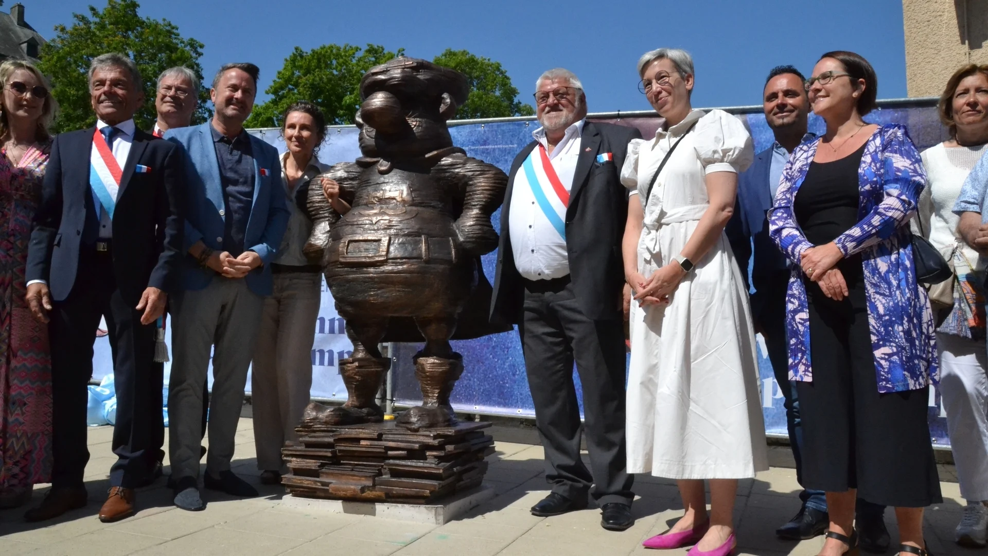 Politiker bei der Einweihung der Superjhemp-Statue