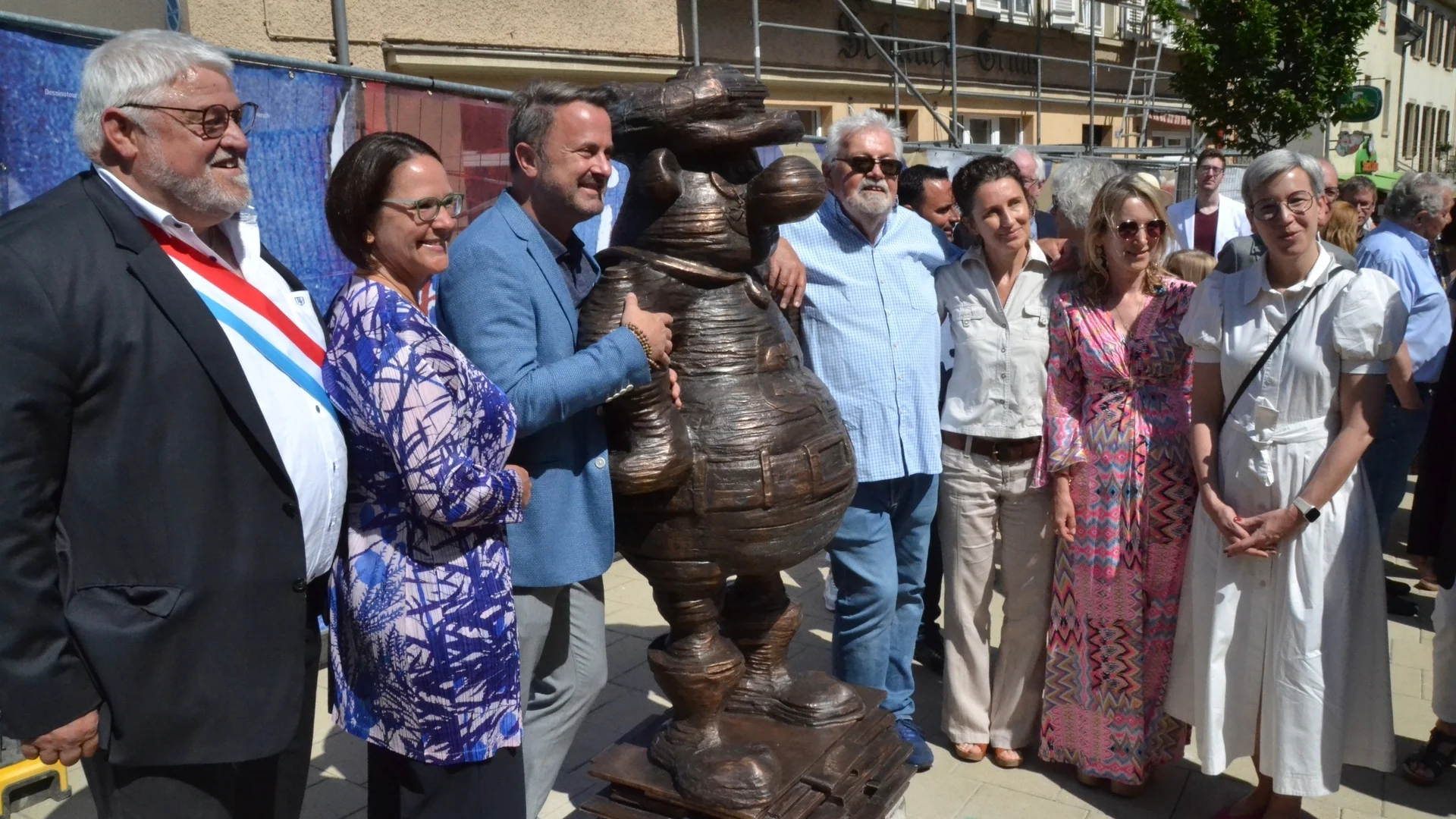 Viel politische Prominenz bei der Einweihung der Superjhemp-Statue
